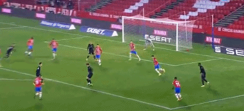 球员C罗先生，完成一次精彩的倒钩破门。