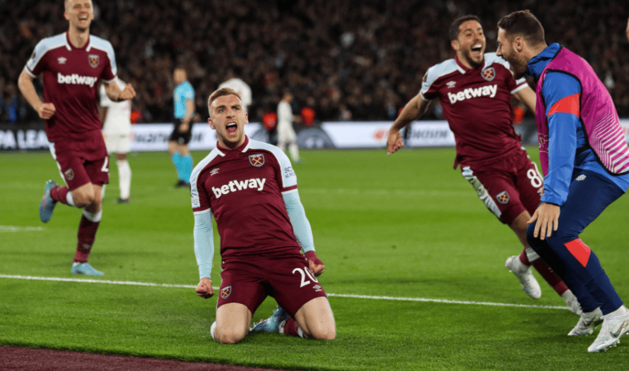 长春亚泰队启程出征青岛时，球迷用歌声为将士们送行