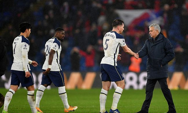 气得双手握拳！